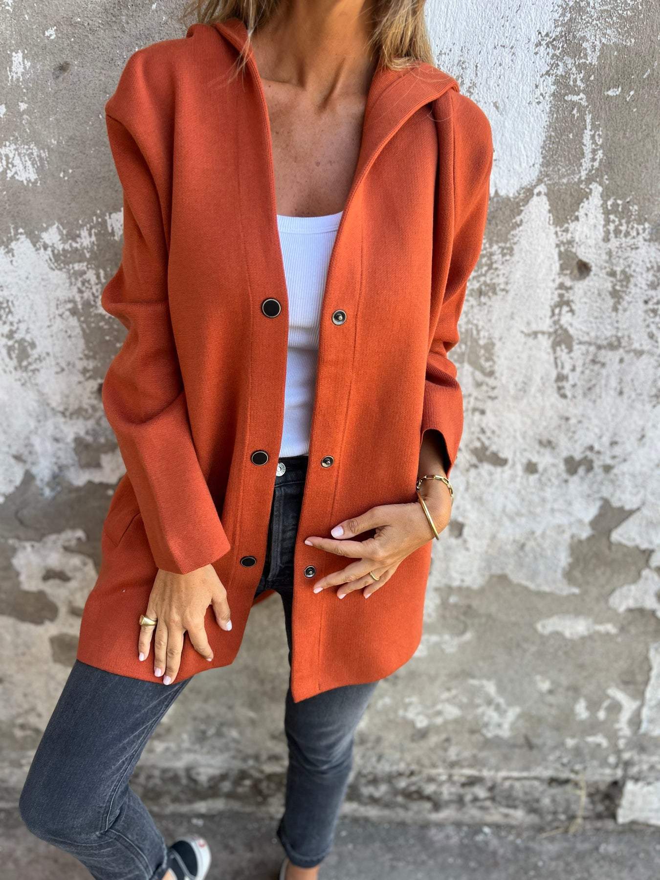 ADRIANA | CARDIGAN TRICOTÉ AVEC BOUTONS ET CAPUCHE
