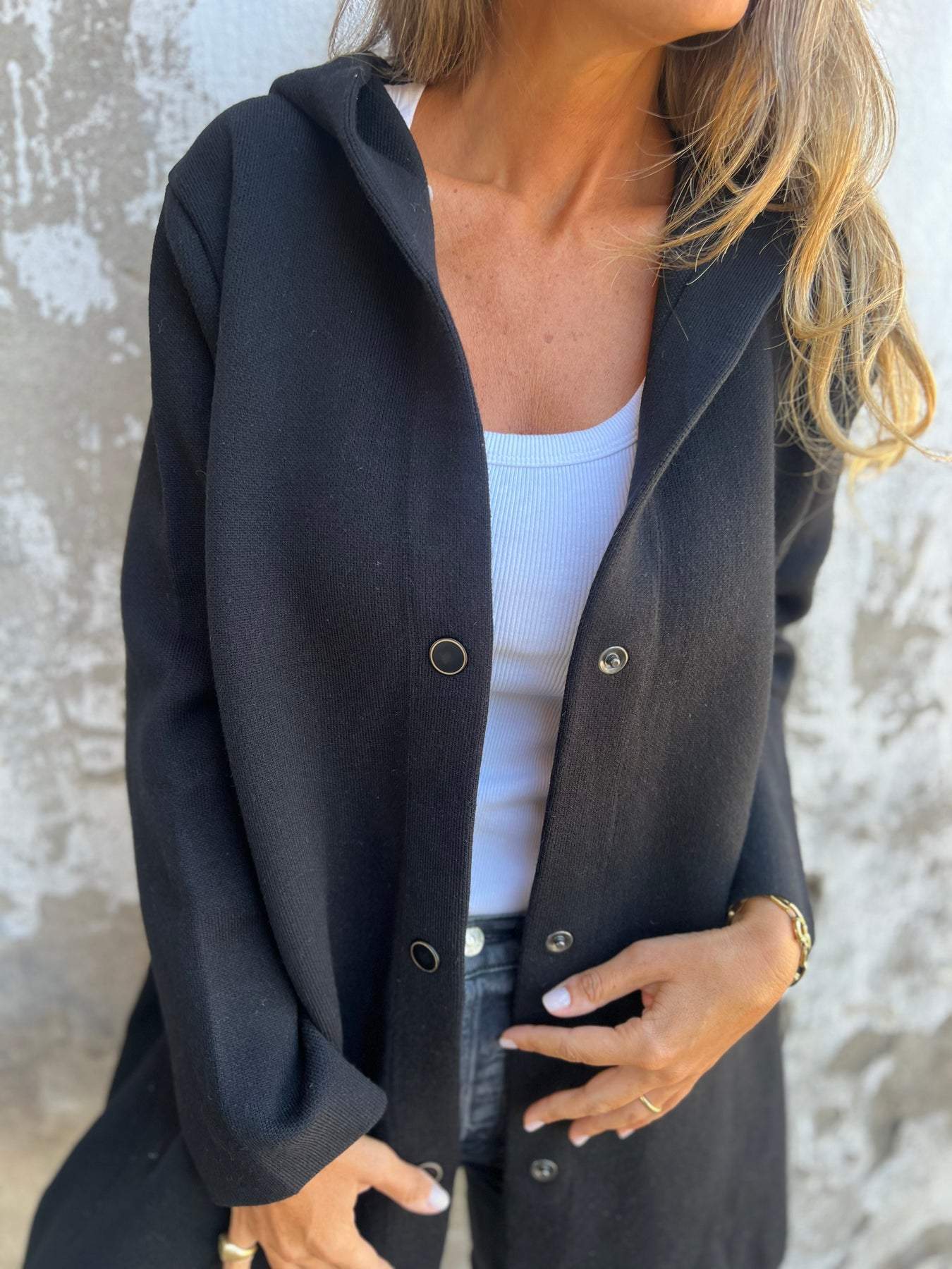 ADRIANA | CARDIGAN TRICOTÉ AVEC BOUTONS ET CAPUCHE